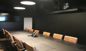 Une salle de réunion avec vidéoprojecteurs, paperboard, nous mettons à votre disposition tout notre matériel pour votre confort.